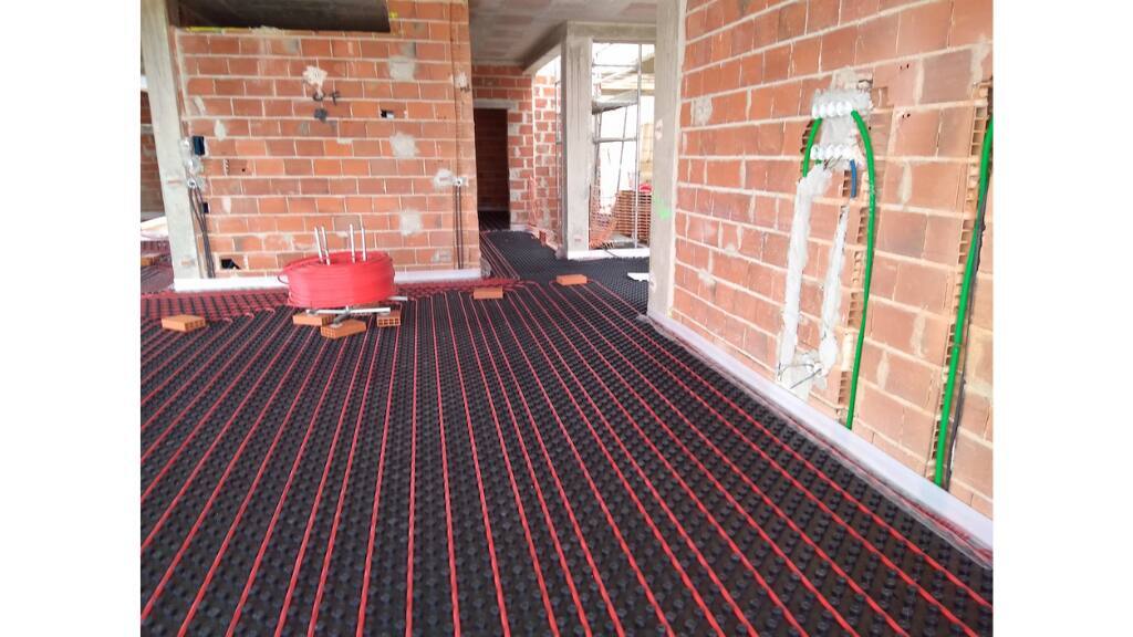 Lote 21, Alma do Mar - underfloor heating pipework and first-fix electrical boxes in place before the screed, iHome installation