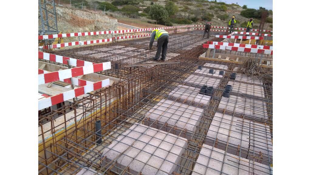 Lote 21, Alma do Mar - reinforcement and slab construction, the stage at which the electrical and control routes are decided