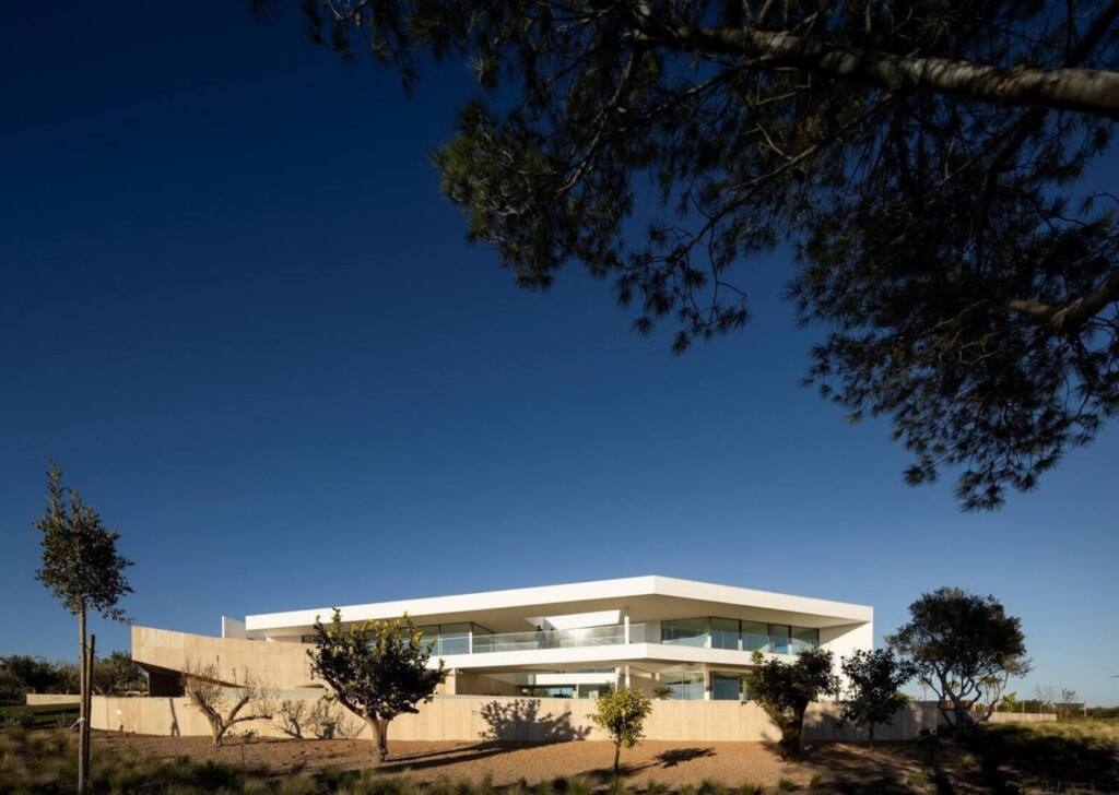Private house in Lagos, Algarve, architecture by Mário Martins, photography by Fernando Guerra, technology installation by iHome