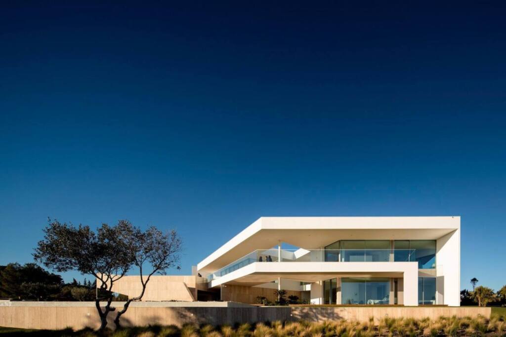 Private house in Lagos, Algarve, architecture by Mário Martins, photography by Fernando Guerra, technology installation by iHome