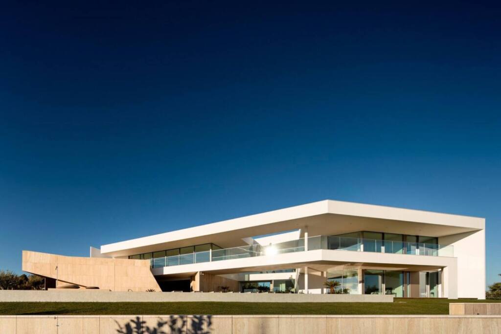 Private house in Lagos, Algarve, architecture by Mário Martins, photography by Fernando Guerra, technology installation by iHome