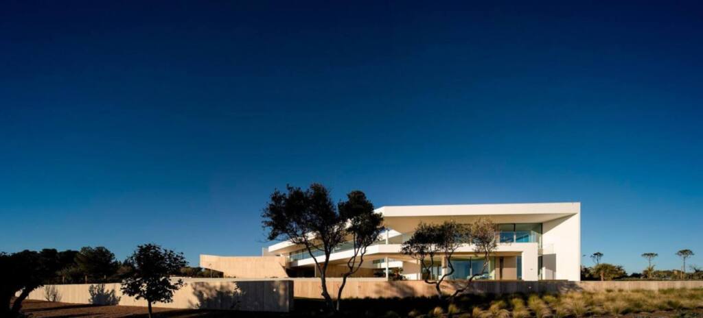 Private house in Lagos, Algarve, architecture by Mário Martins, photography by Fernando Guerra, technology installation by iHome