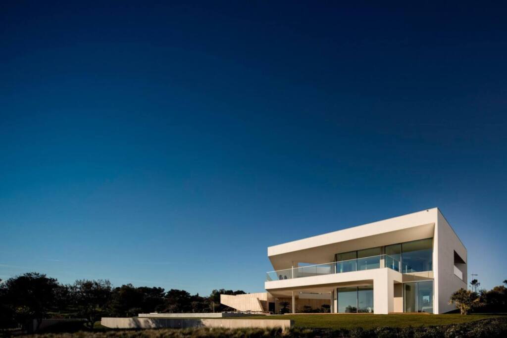 Private house in Lagos, Algarve, architecture by Mário Martins, photography by Fernando Guerra, technology installation by iHome