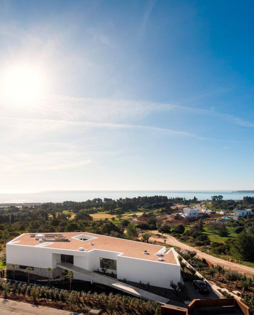 Private house in Lagos, Algarve, architecture by Mário Martins, photography by Fernando Guerra, technology installation by iHome
