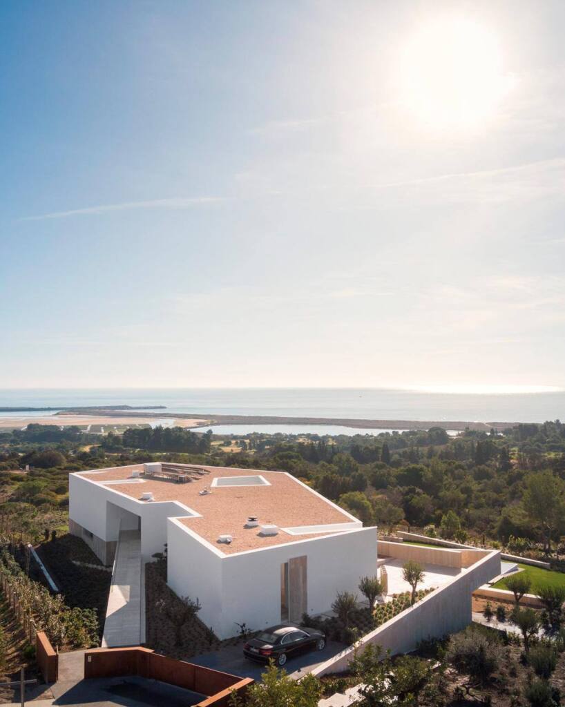 Private house in Lagos, Algarve, architecture by Mário Martins, photography by Fernando Guerra, technology installation by iHome