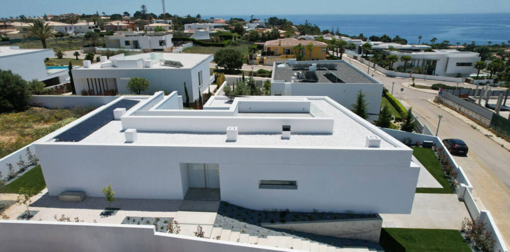 Private house in Lagos, Algarve, architecture by Mário Martins, technology installation by iHome
