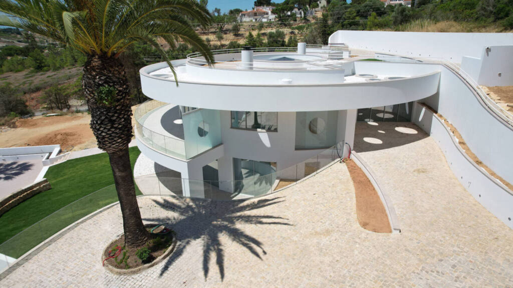Private house in Lagos, Algarve, architecture by Mário Martins, technology installation by iHome