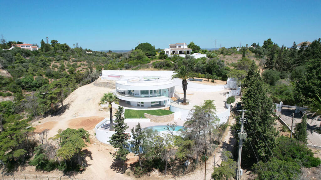 Private house in Lagos, Algarve, architecture by Mário Martins, technology installation by iHome