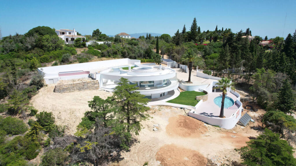 Private house in Lagos, Algarve, architecture by Mário Martins, technology installation by iHome