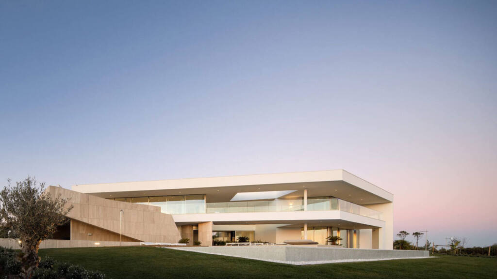 Private house in Meia Praia, Lagos, architecture by Mario Martins, photography by Fernando Guerra, technology installation by iHome