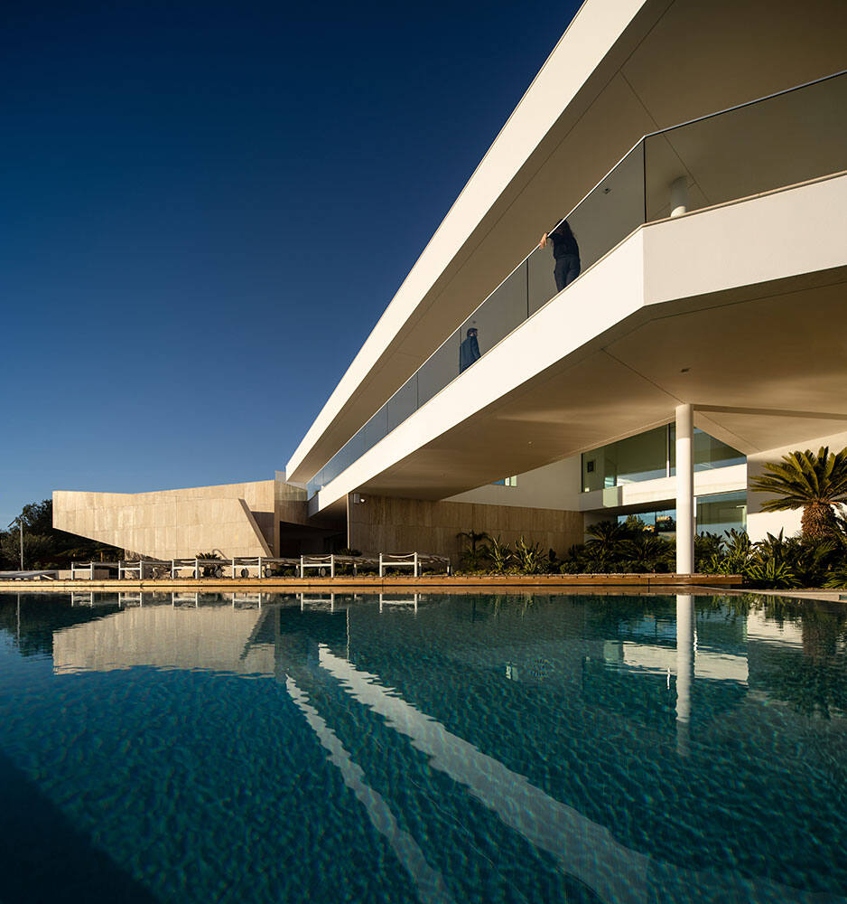 Private house in Meia Praia, Lagos, architecture by Mario Martins, photography by Fernando Guerra, technology installation by iHome