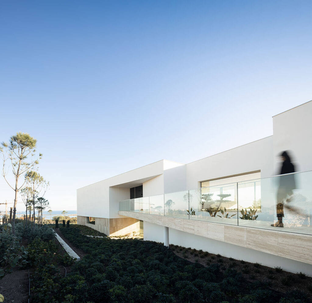 Private house in Meia Praia, Lagos, architecture by Mario Martins, photography by Fernando Guerra, technology installation by iHome