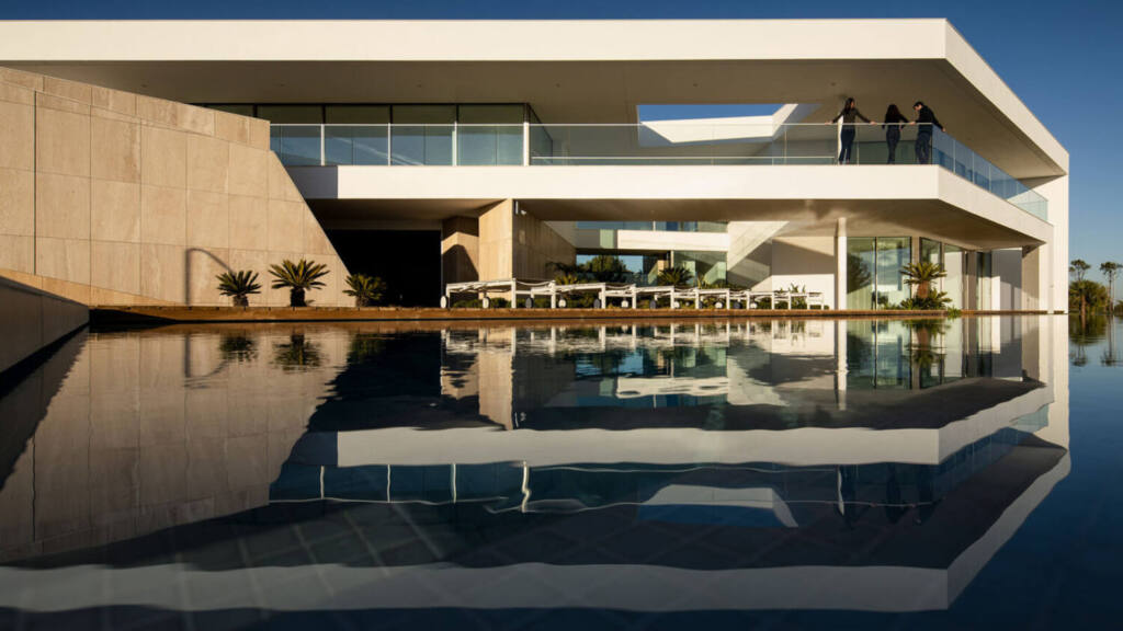 Private house in Meia Praia, Lagos, architecture by Mario Martins, photography by Fernando Guerra, technology installation by iHome