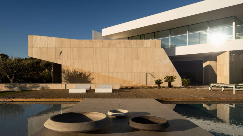 Private house in Meia Praia, Lagos, architecture by Mario Martins, photography by Fernando Guerra, technology installation by iHome