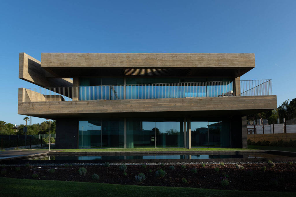 Private house in Praia da Luz, Lagos, architecture by Mário Martins, technology installation by iHome