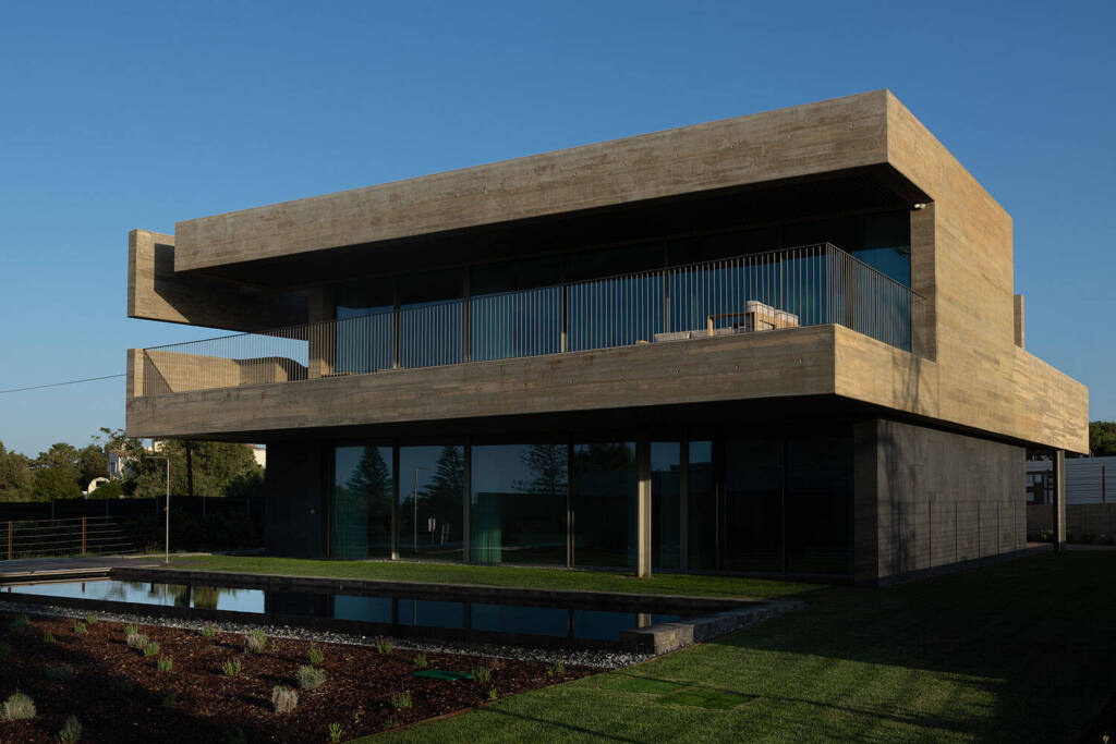 Private house in Praia da Luz, Lagos, architecture by Mário Martins, technology installation by iHome