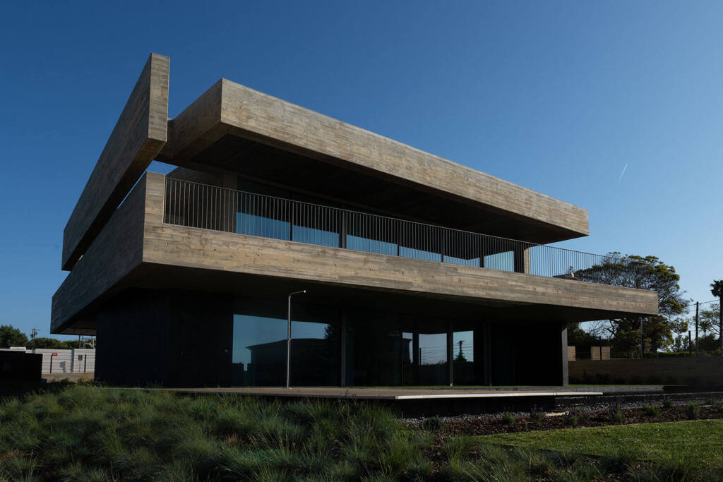 Private house in Praia da Luz, Lagos, architecture by Mário Martins, technology installation by iHome