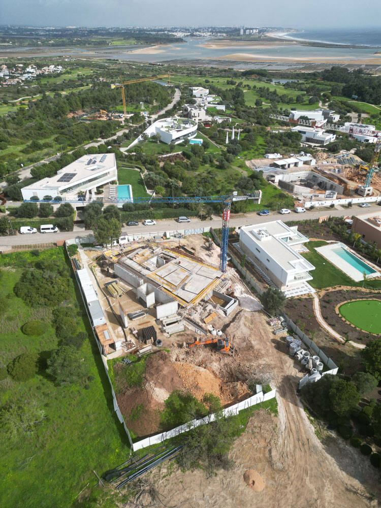 Private house in Palmares, Lagos, architecture by Mário Martins, technology installation by iHome