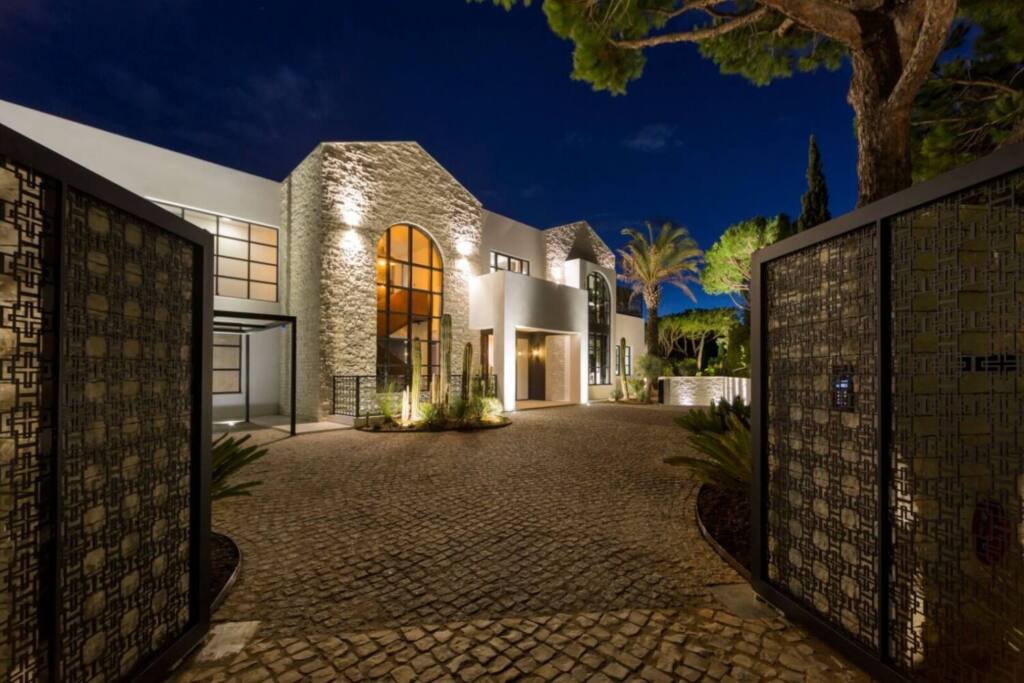 Private house in Quinta do Lago, Algarve, architecture by JSH Algarve, technology installation by iHome