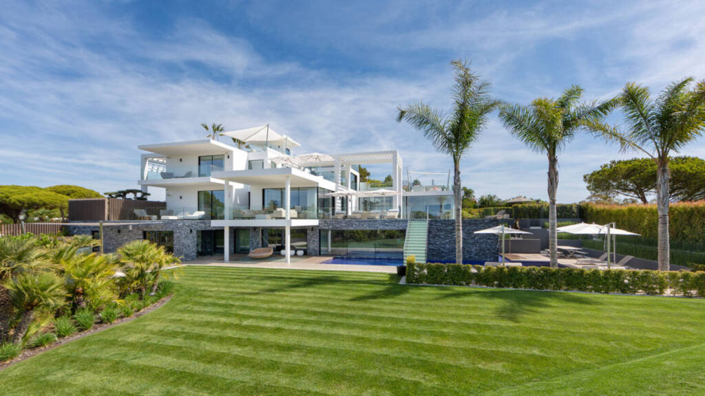 Private house in Quinta do Lago, Algarve, architecture by JSH Algarve, technology installation by iHome