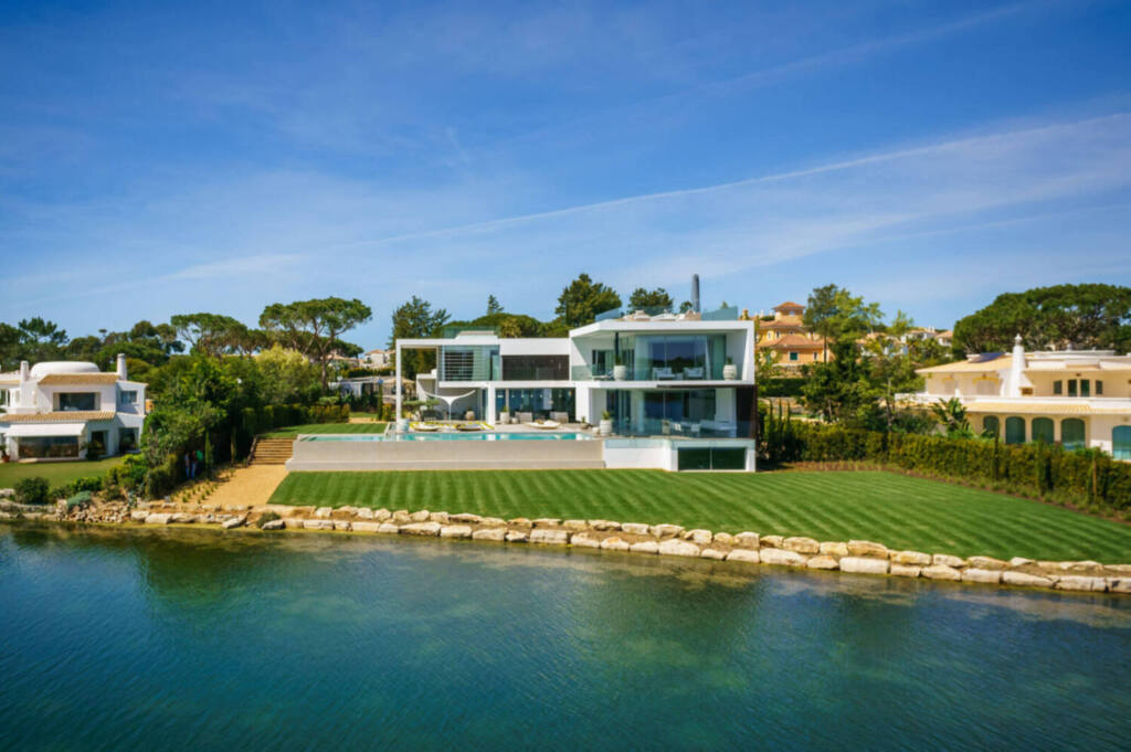 Private house in Quinta do Lago, Algarve, architecture by Jutta Hoehn, JSH Algarve, technology installation by iHome